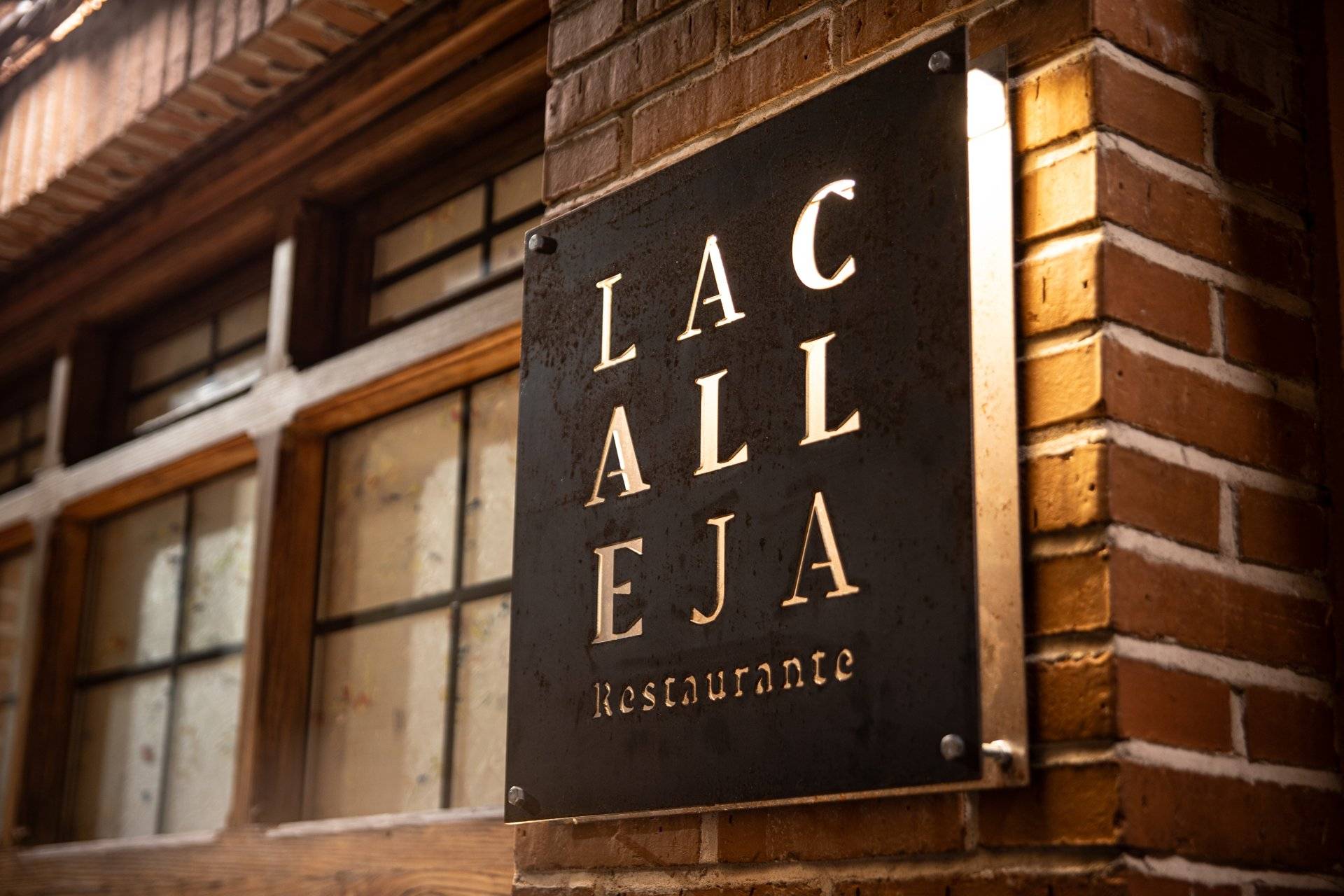 Cordero castellano asado en la mesa de La Calleja